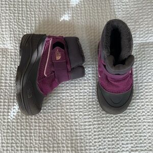 North face purple snow boots size 9 for toddlers. Cozy lining. Gently worn